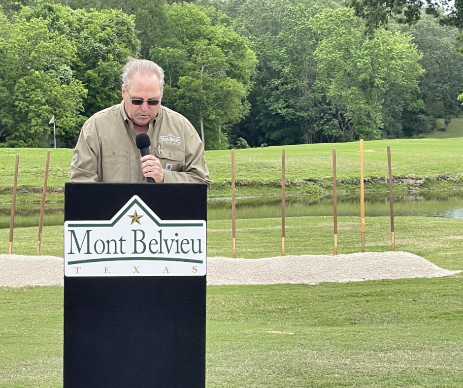 Mont Belvieu Mayor speaking at golf course groudbreaking ceremony.